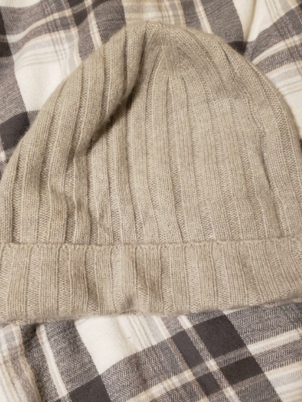 Women's Ribbed 100% Cashmere Beanie in Light Gray Excellent Condition